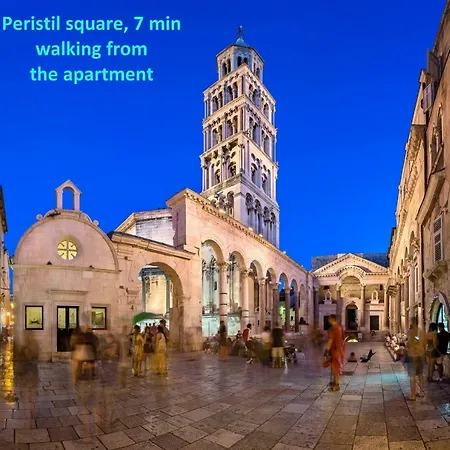 Dora In Center Of * سبليت