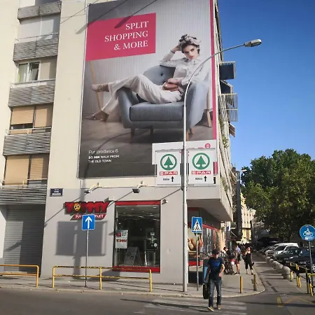 Dora In Center Of سبليت