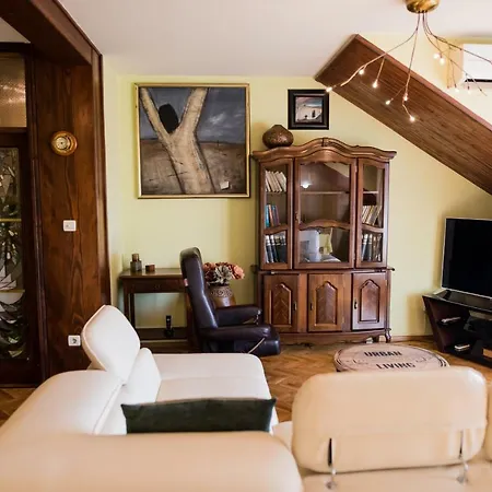 Dora In Center Of سبليت